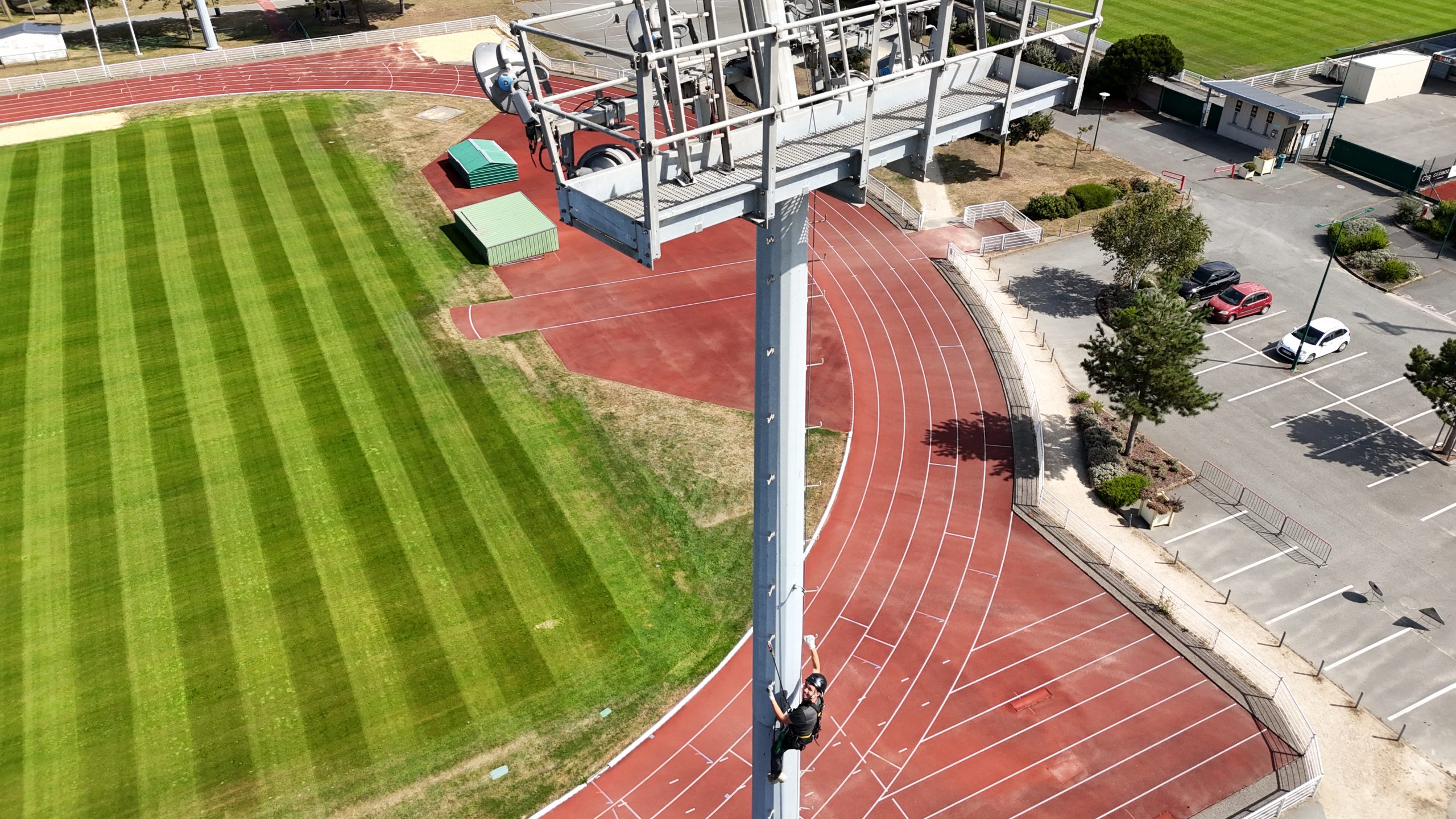 Ligne de vie verticale sur pylone Contrôle d'une ligne de vie sur pylône de stade, vue du drone